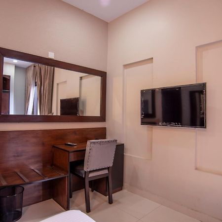 ฮิลล์ไซด์โฮมส์ Hotel การาจี ภายนอก รูปภาพ