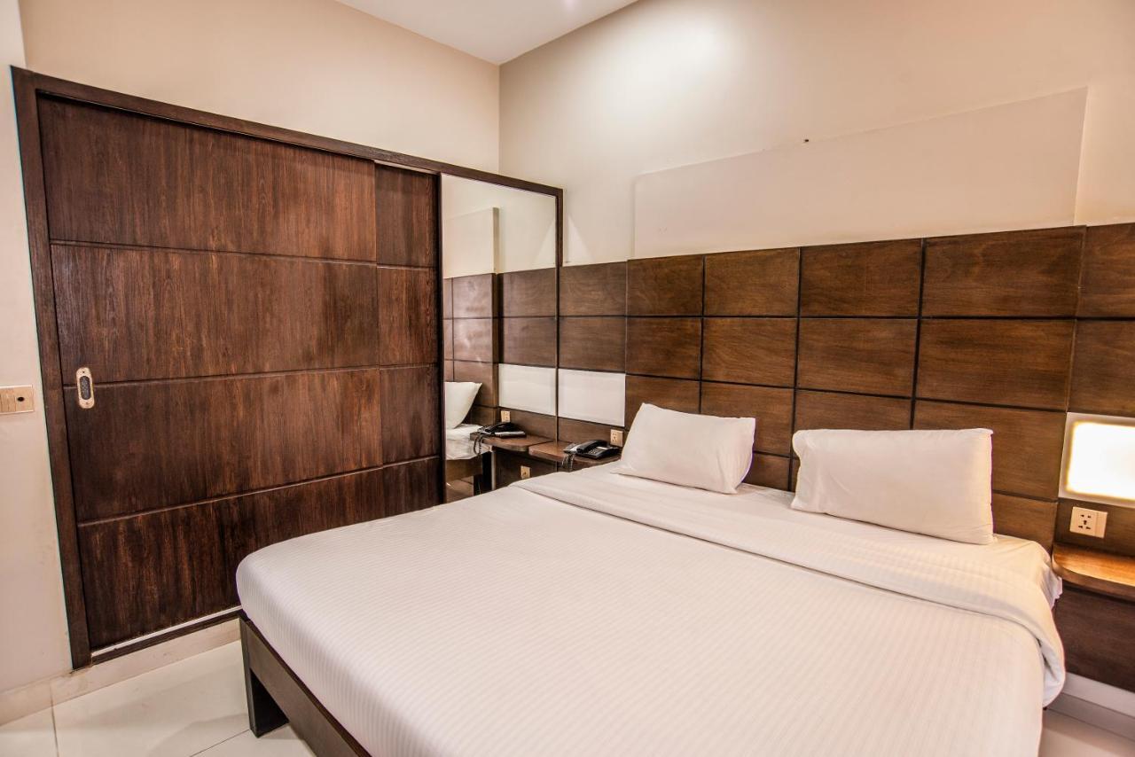 ฮิลล์ไซด์โฮมส์ Hotel การาจี ภายนอก รูปภาพ