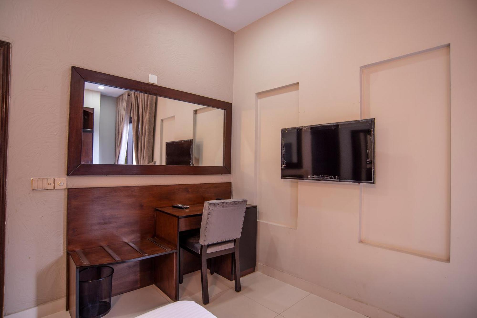 ฮิลล์ไซด์โฮมส์ Hotel การาจี ภายนอก รูปภาพ